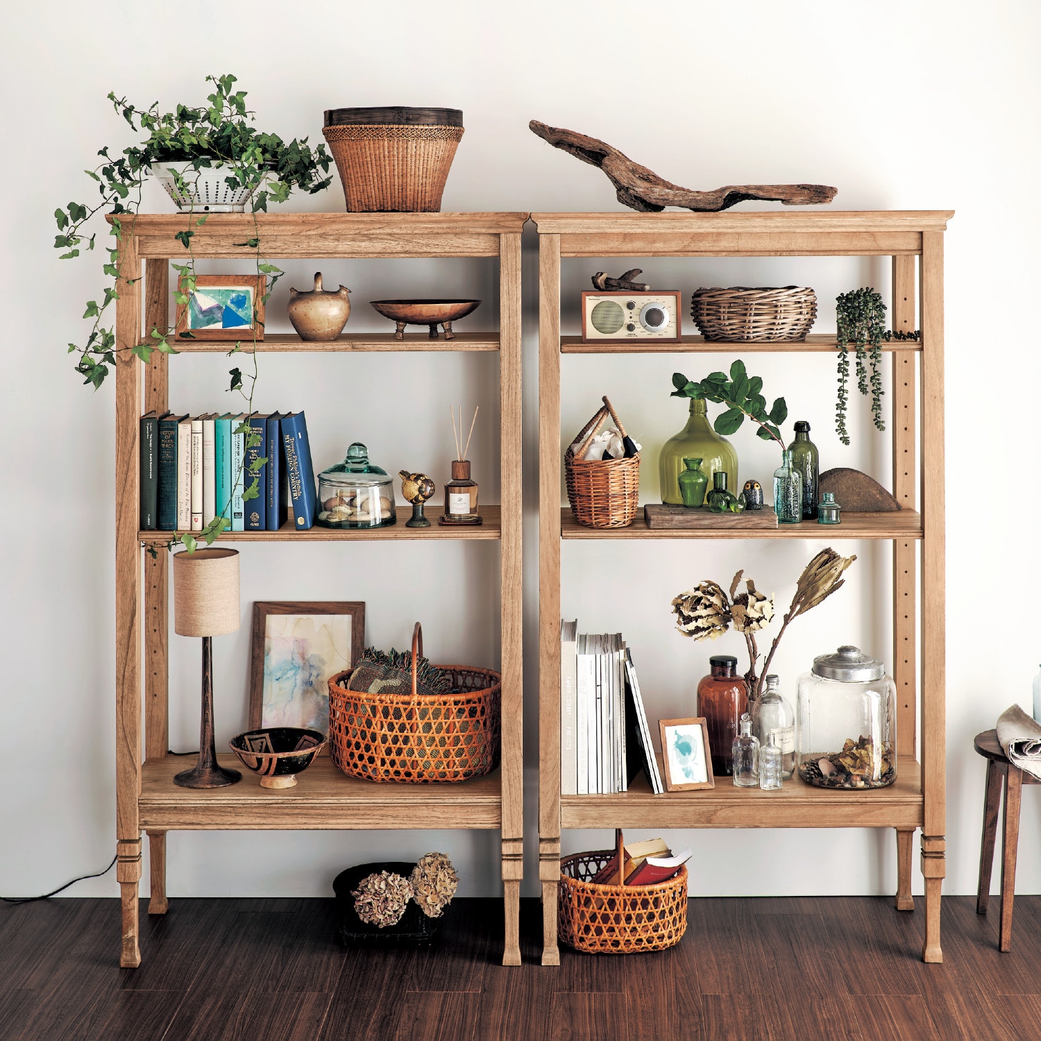 すっきりしたデザインで使いやすいアンティーク調のオープンラック