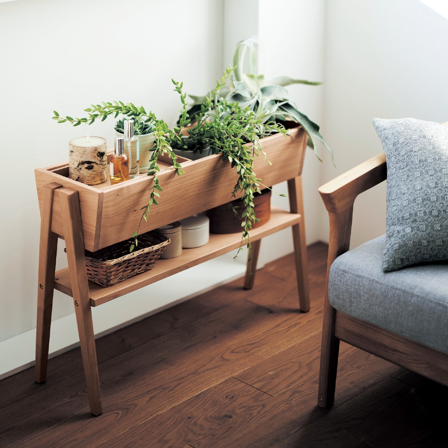 天然木アルダー材でつくったサイドラック（サイドテーブル/リビング