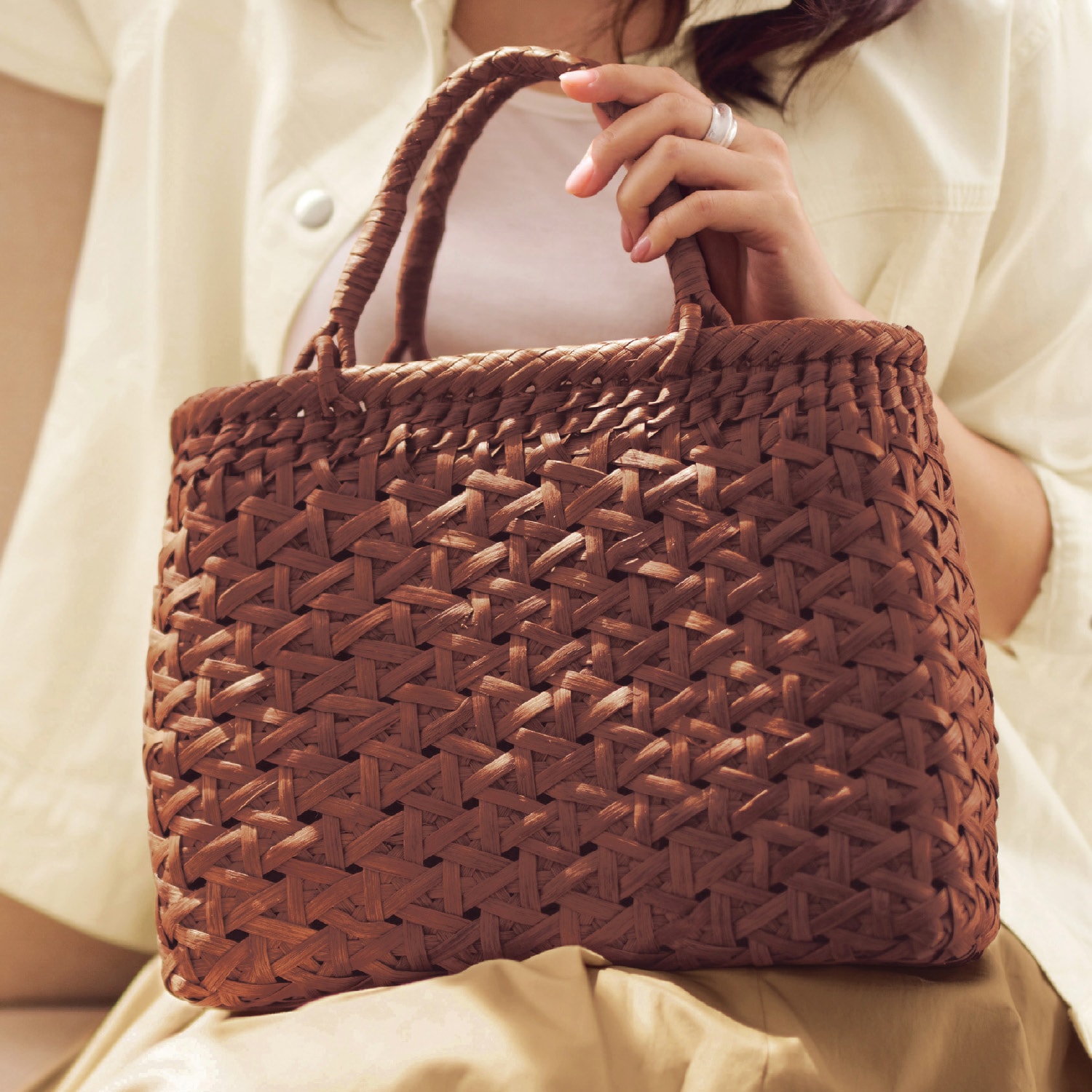 手作業で丁寧に編まれた山葡萄の蔓かごバッグ（かごバッグ）｜通販の