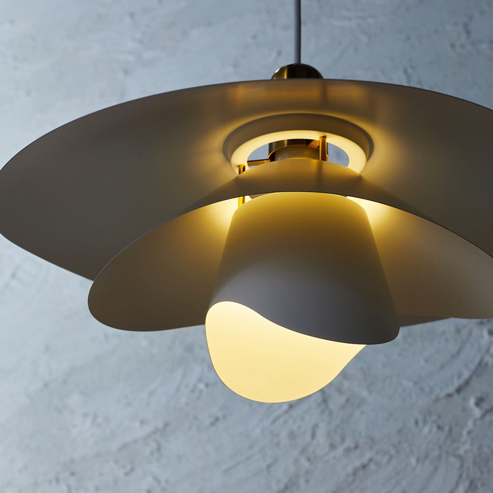 花びらをイメージしたセードのペンダントライト「ヴィンカ/Vinka