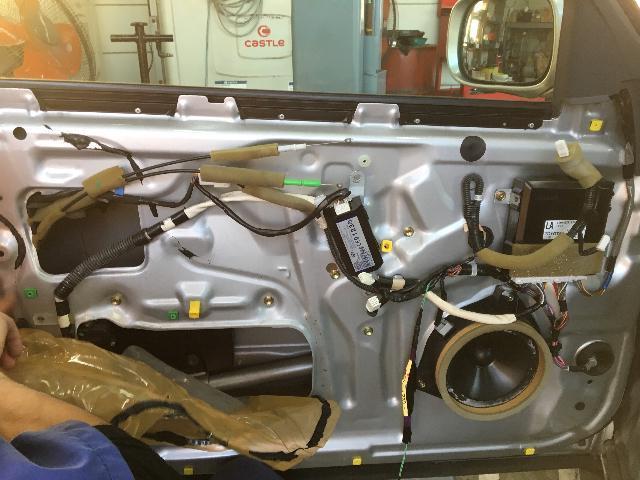 30前期セルシオ 助手席 ドアロックアクチュエータ交換｜グーネットピット