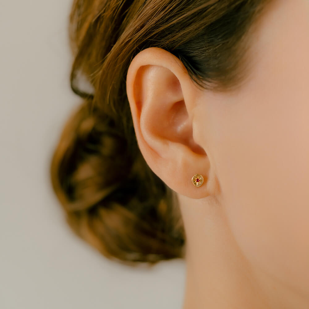 K10ゴールド ルビー ボディピアス（軟骨ピアス）アウターコンクに