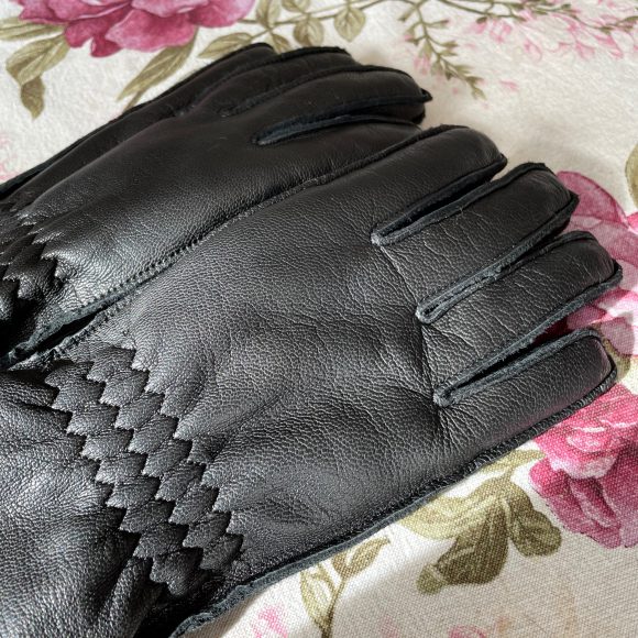 寒さに耐えきれず冬用のグローブ購入。初めてのKADOYAでシンプルなNKG