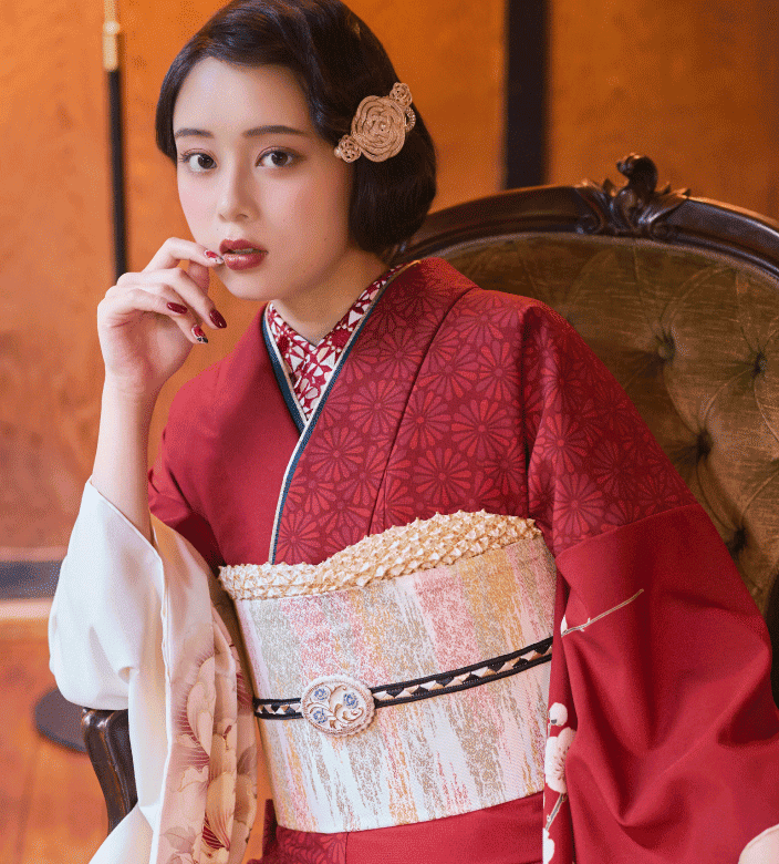 白地にカラス柄のモノトーン振袖で表現するゴシックファッション