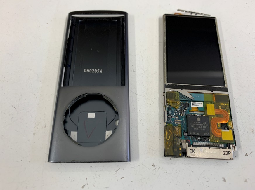 iPod nano第5世代バッテリー交換】修理料金8800円で充電持ちが向上し