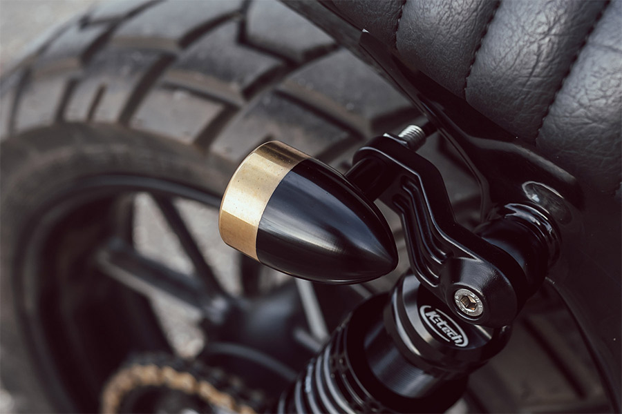 Motone】クラシックデザインを引き締める砲弾型ビレットウインカーが