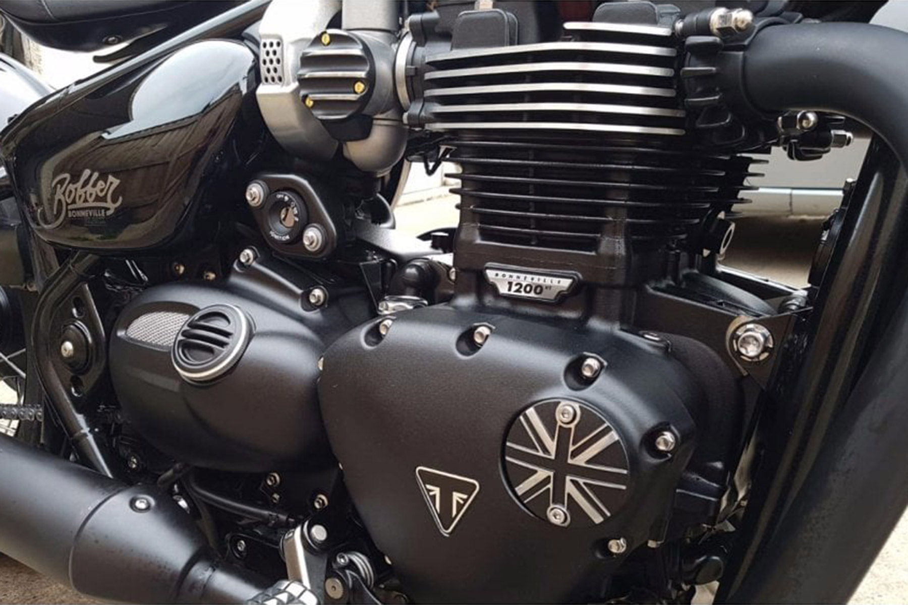 トライアンフ ボバーを美しく魅せるならMotone Customs(モートーン