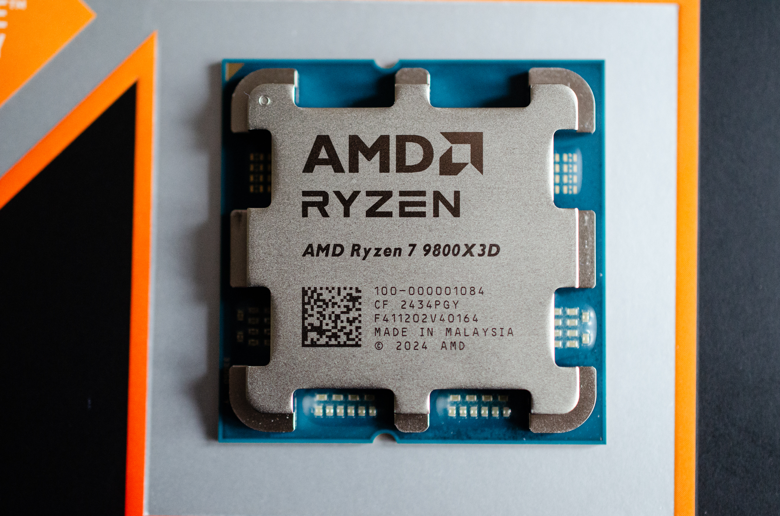 247357_AMD_Ryzen_7_9800X3D_TWa