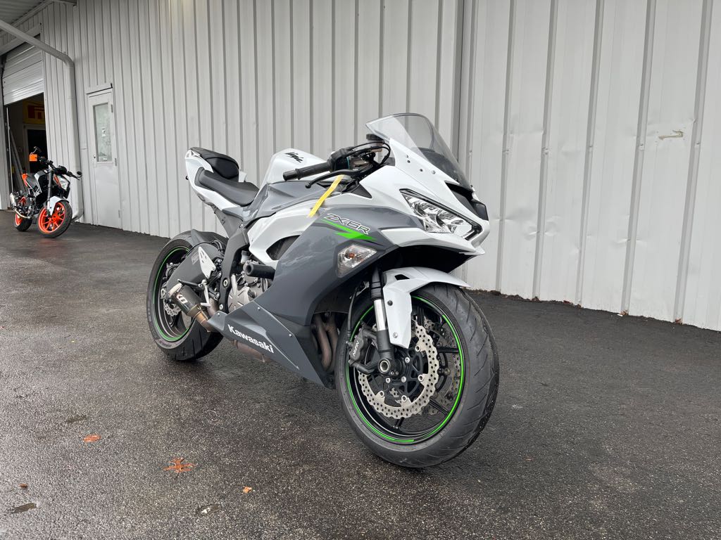 2021 KAWASAKI NINJA ZX-6R PEARL CRYSTAL WHITE / PEARL STORM GRAY