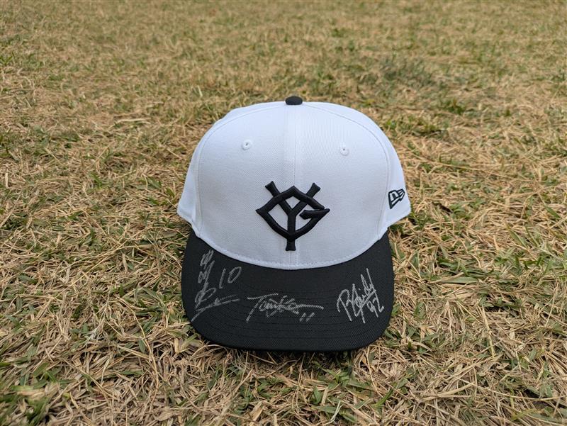 ゴッド3」直筆サイン入り寄せ書きキャップが当たるキャンペーンを実施