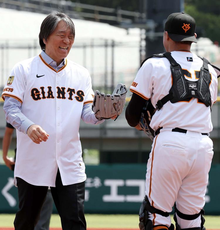 松井秀喜さんがGタウンで始球式～「松井部屋の畳」と再会も | 読売