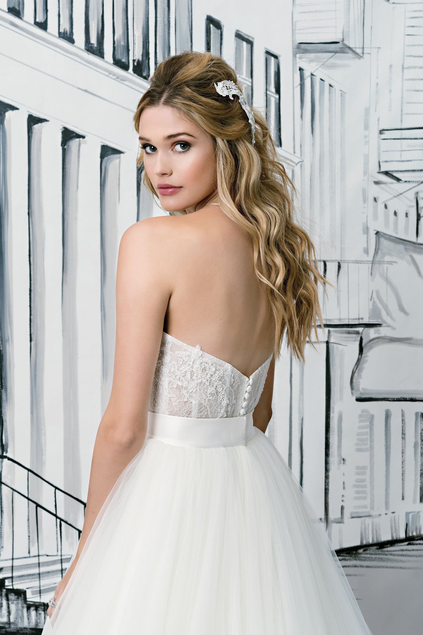8900: Lace Sweetheart Bodice with Exposed Boning and Full Tulle