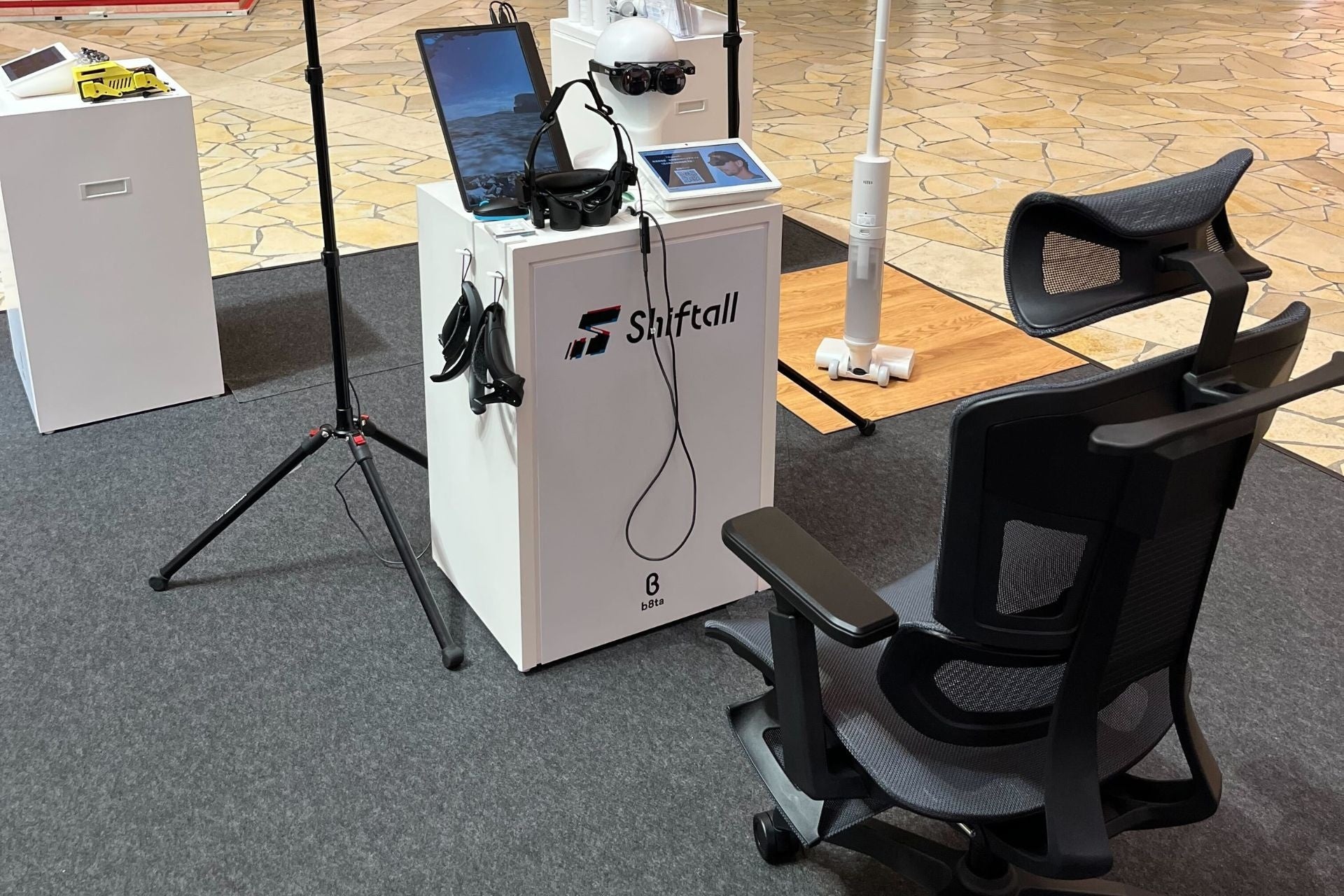 人間工学に基づいて作られた、姿勢を保つ超集中ワークチェア