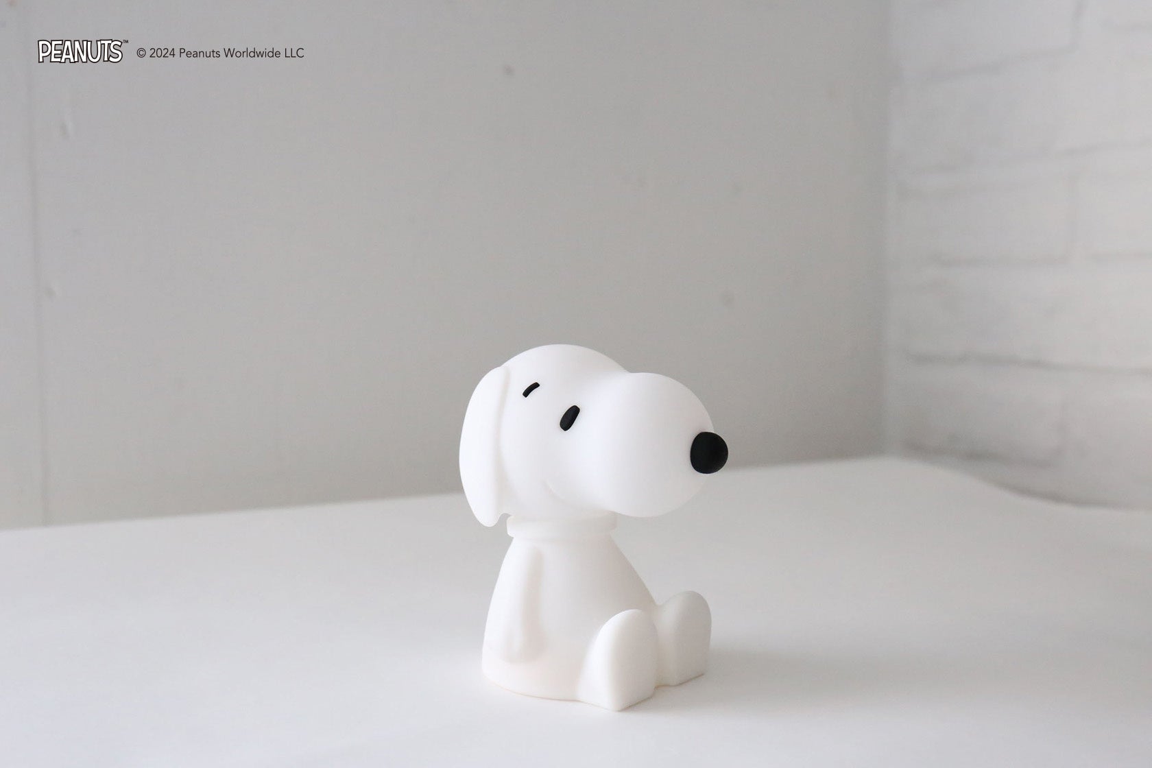 スヌーピーに着想を得た、シンプルで温かみのある手のひらサイズの