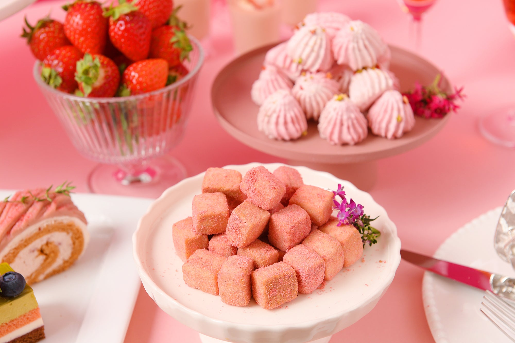 イチゴを着て行く”フェア「Very Berry Strawberry」開催｜ホテルプラザ