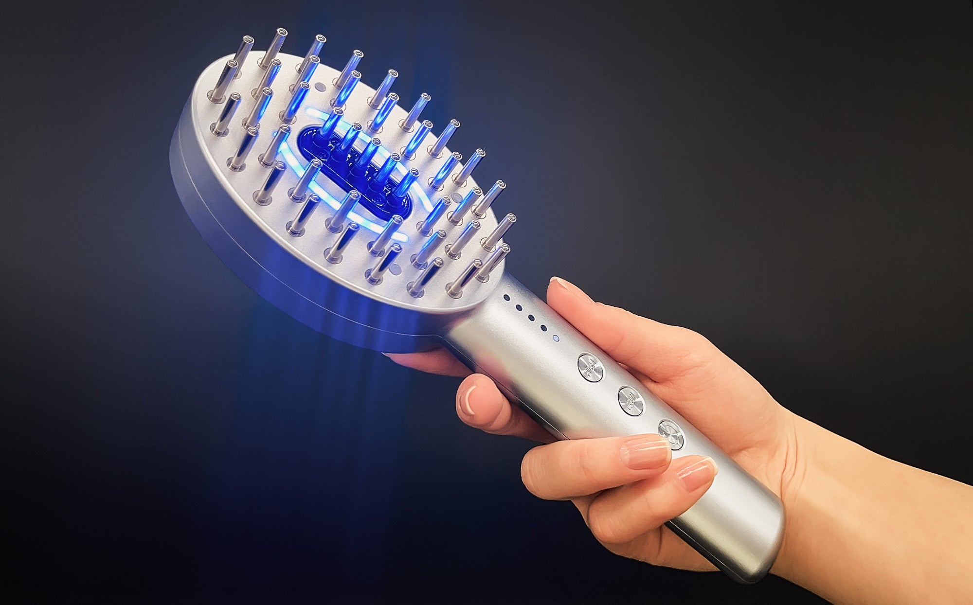 頭筋にアプローチして美顔リフトケア。ブラシ型美顔器「NIPLUX EMS