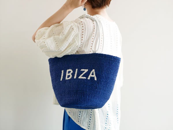 イビサ夏の定番「ラフィアバッグ」に、ドット柄がさりげなく効いた