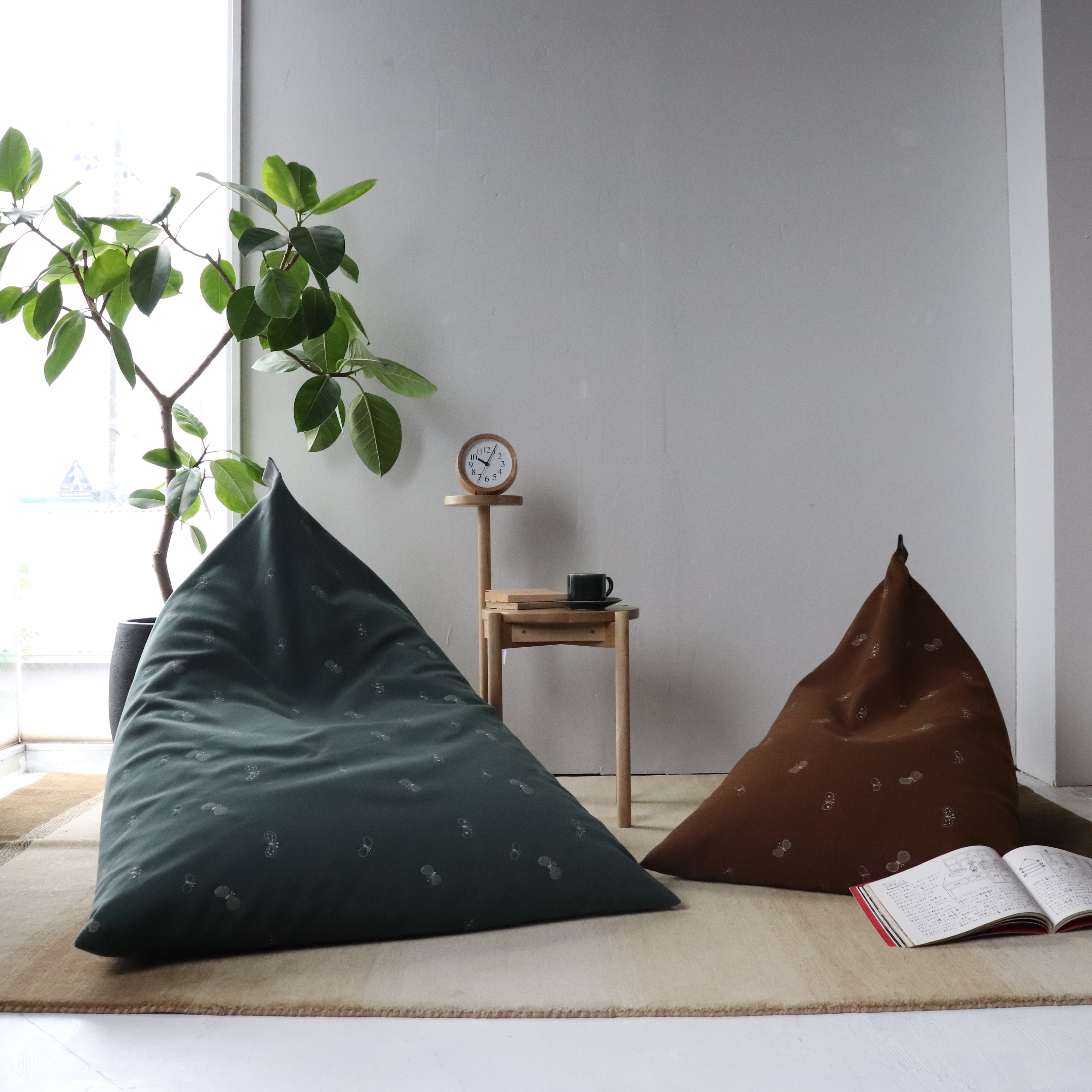 ミナ ペルホネンのチョウチョ生地を使ったビーズクッション「tetra」の