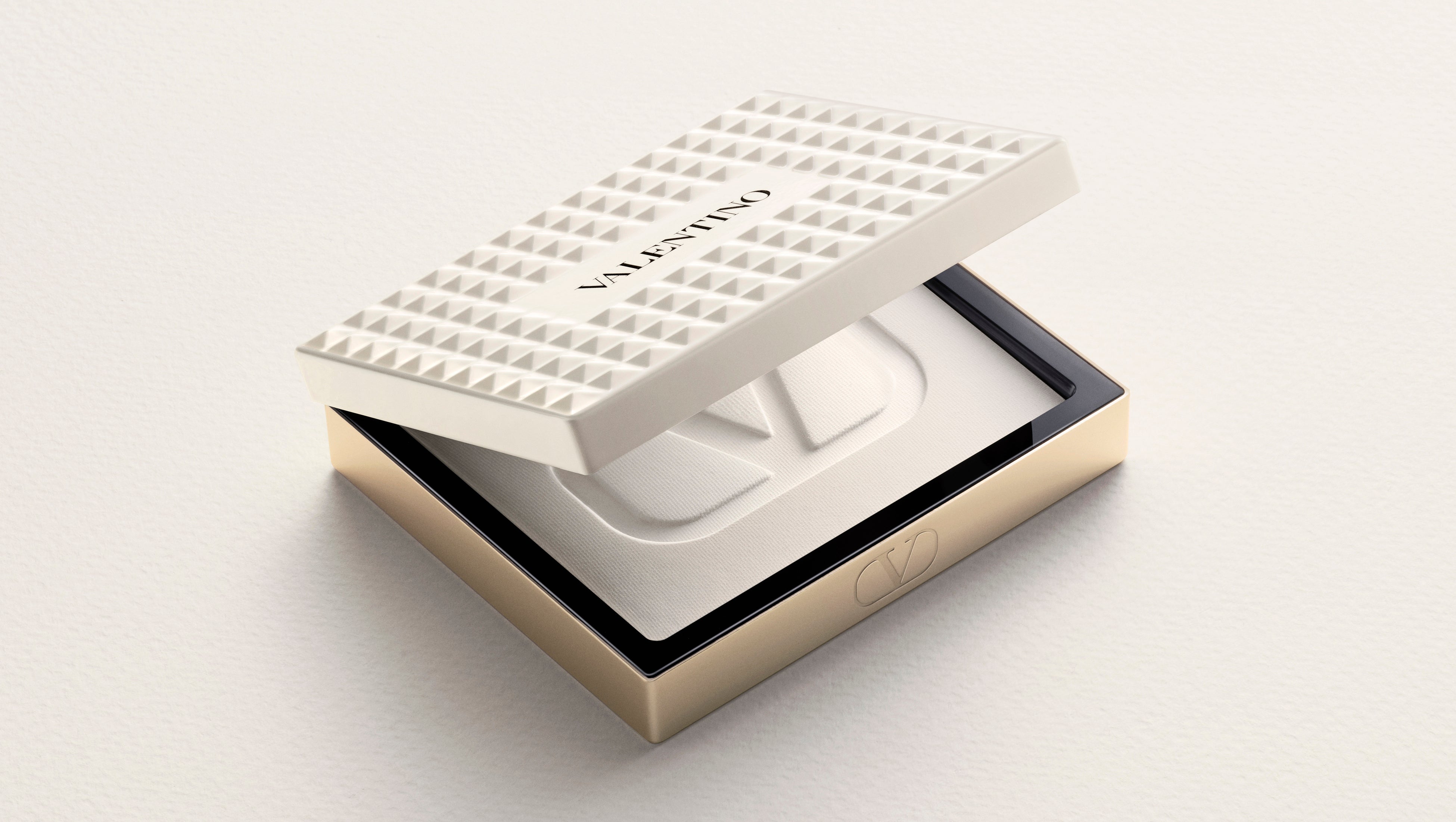 ヴァレンティノ ビューティより新作セッティングパウダーが登場