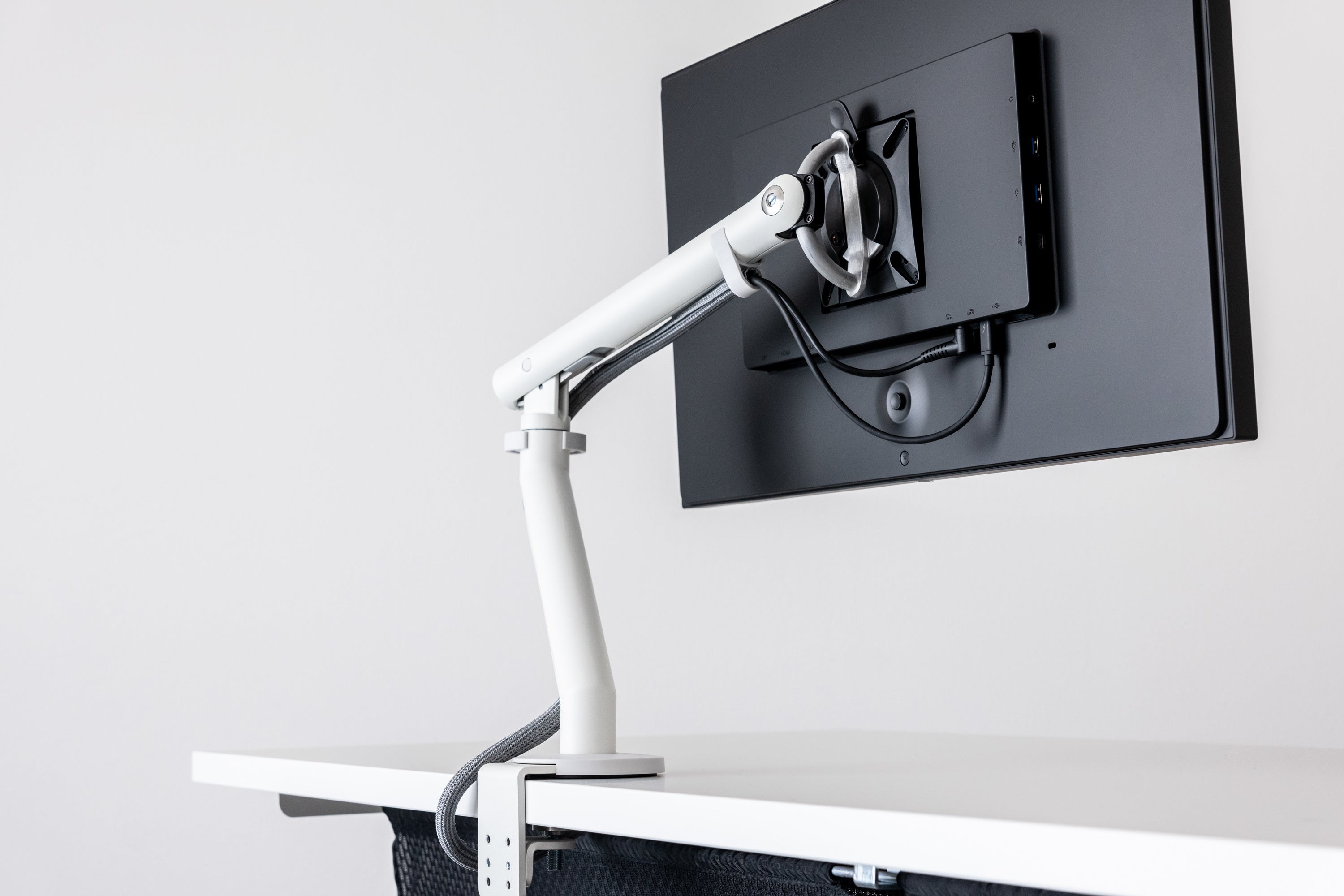 PREDUCTSよりハーマンミラーのモニターアーム『Flo Monitor Arm (White