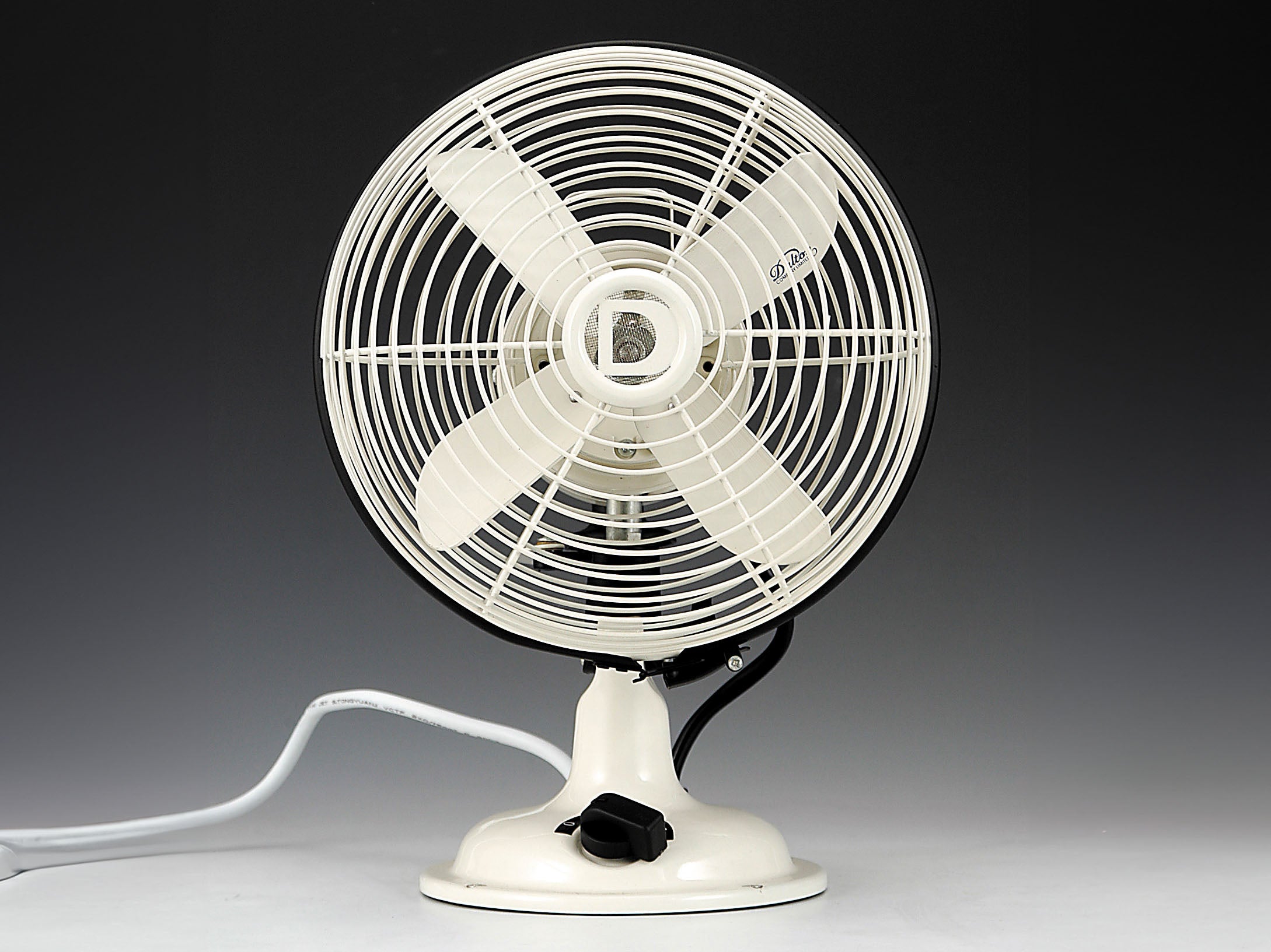 ダルトン】”モノ”としての家電を追求した、工業的な佇まいが美しい