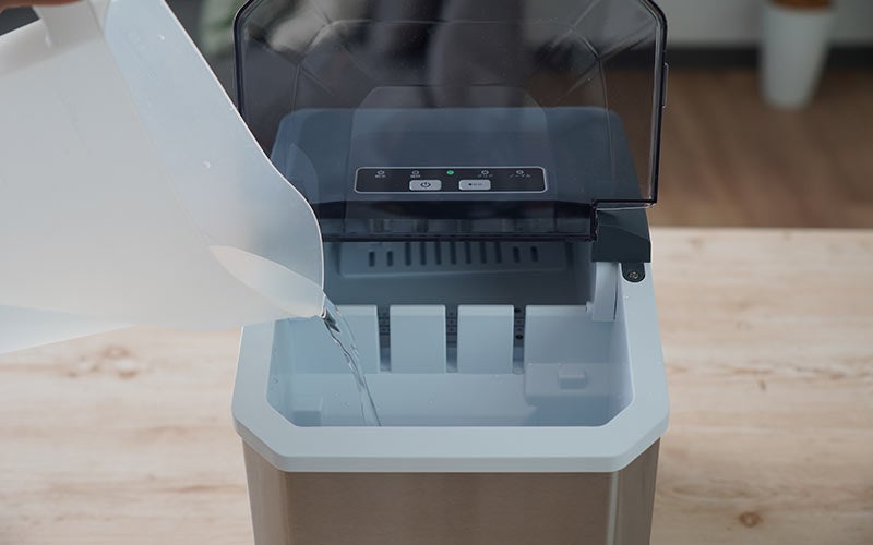 透き通った氷がつくれる高速製氷機「クリアアイスゴロン」』を発売