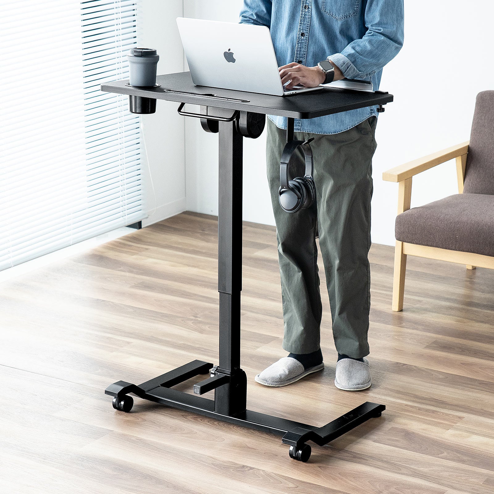 組み立て不要！届いてすぐに使用することができる折りたたみガス圧昇降