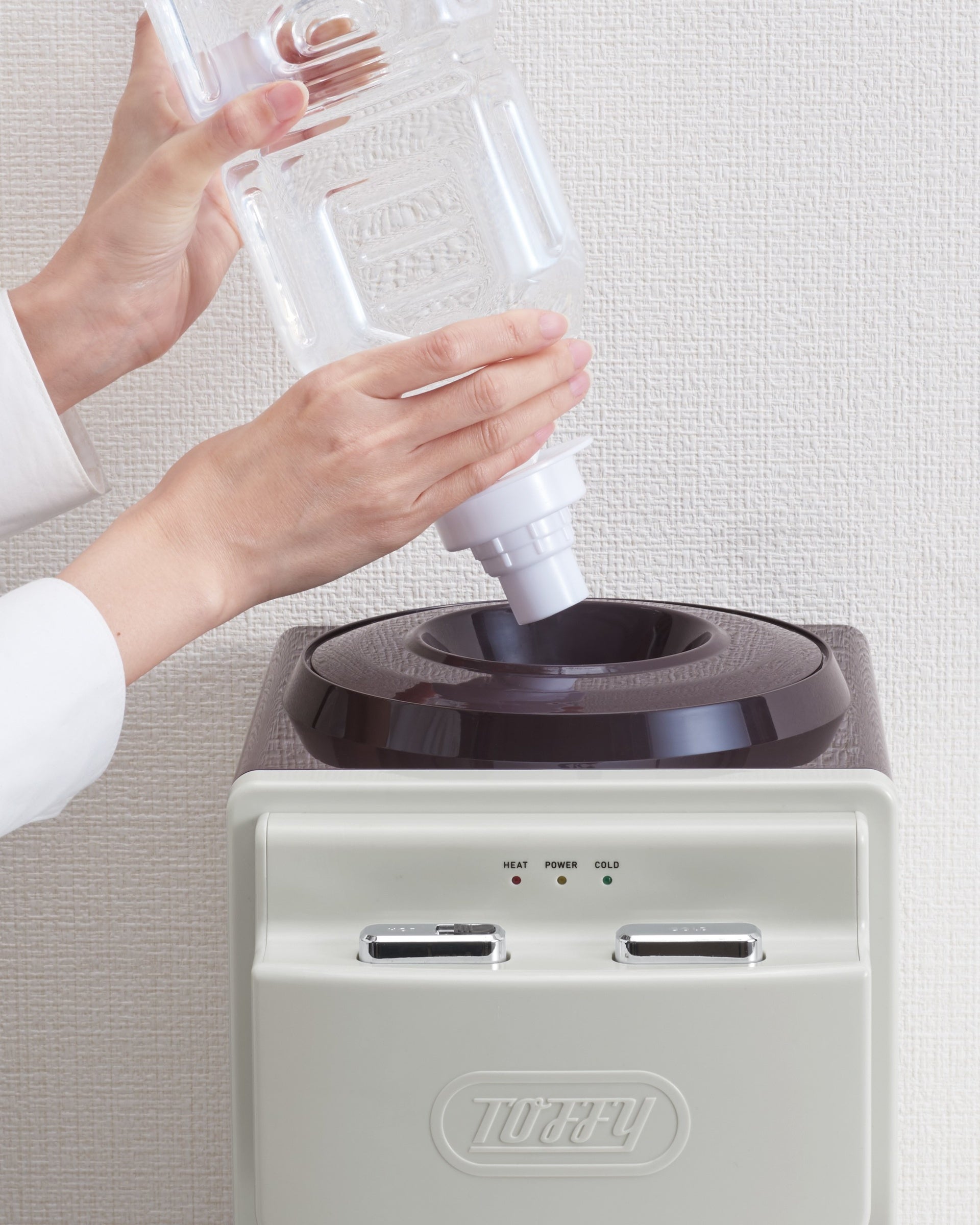 市販の2Lペットボトルをセットするだけ！「Toffy ウォーターサーバー