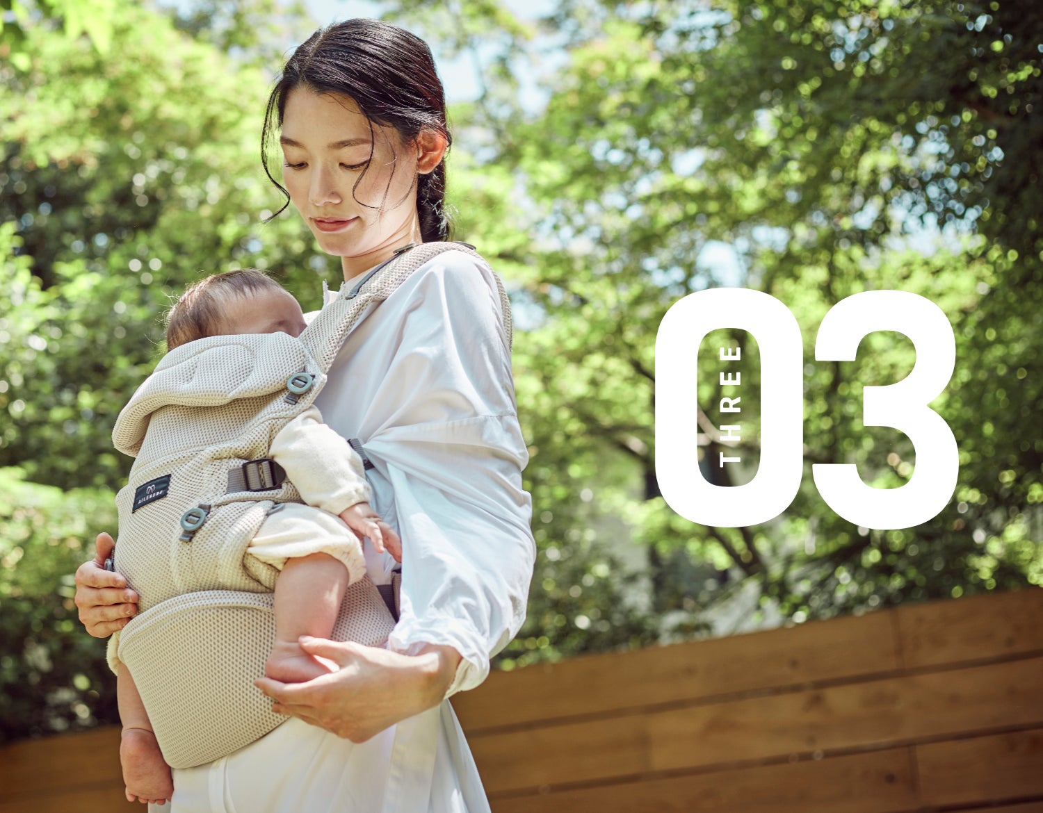 肩パッドの形状など、日本人の体型にあった抱っこひも「THREE（スリー