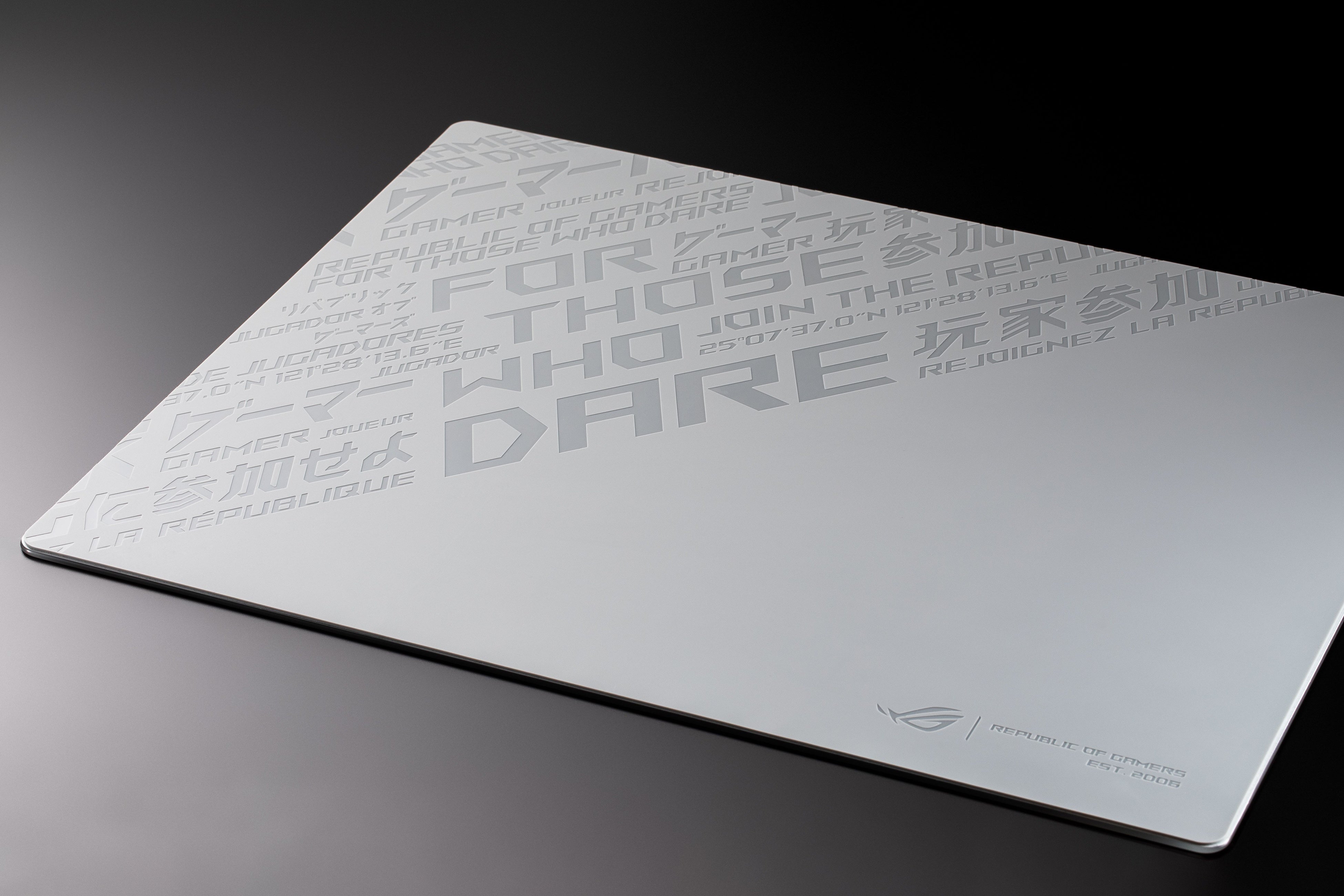 ASUSのゲーミングブランドRepublic Of Gamersより、初の強化ガラスを