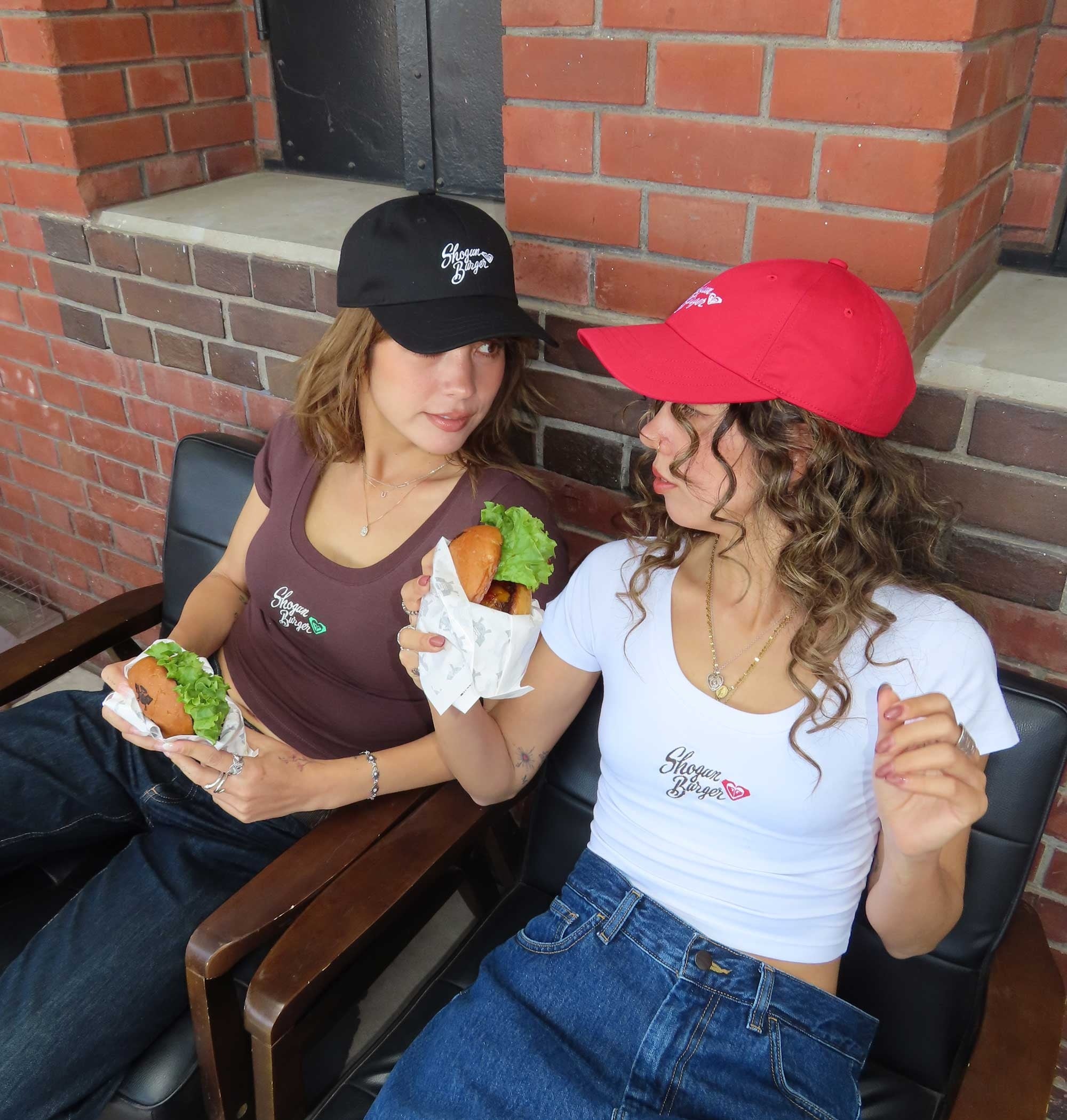 ROXYとSHOGUN BURGERで “着るバーガー”？ 夏フェス映え確定の限定8型が