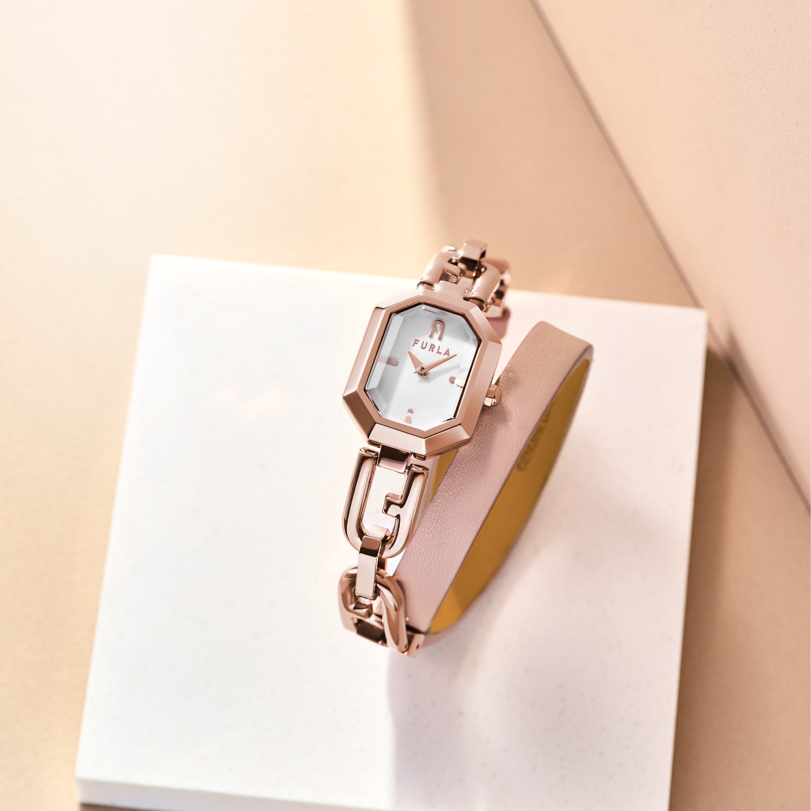 FURLA (フルラ)から、ジュエリーのように煌く八角形の二重巻きウォッチ