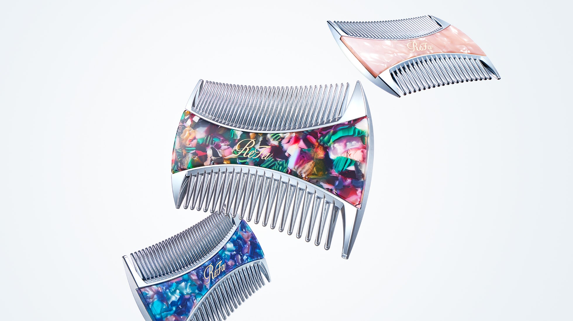 シックで上質なデザインのコーム、ミラーを3点セットにした「ReFa