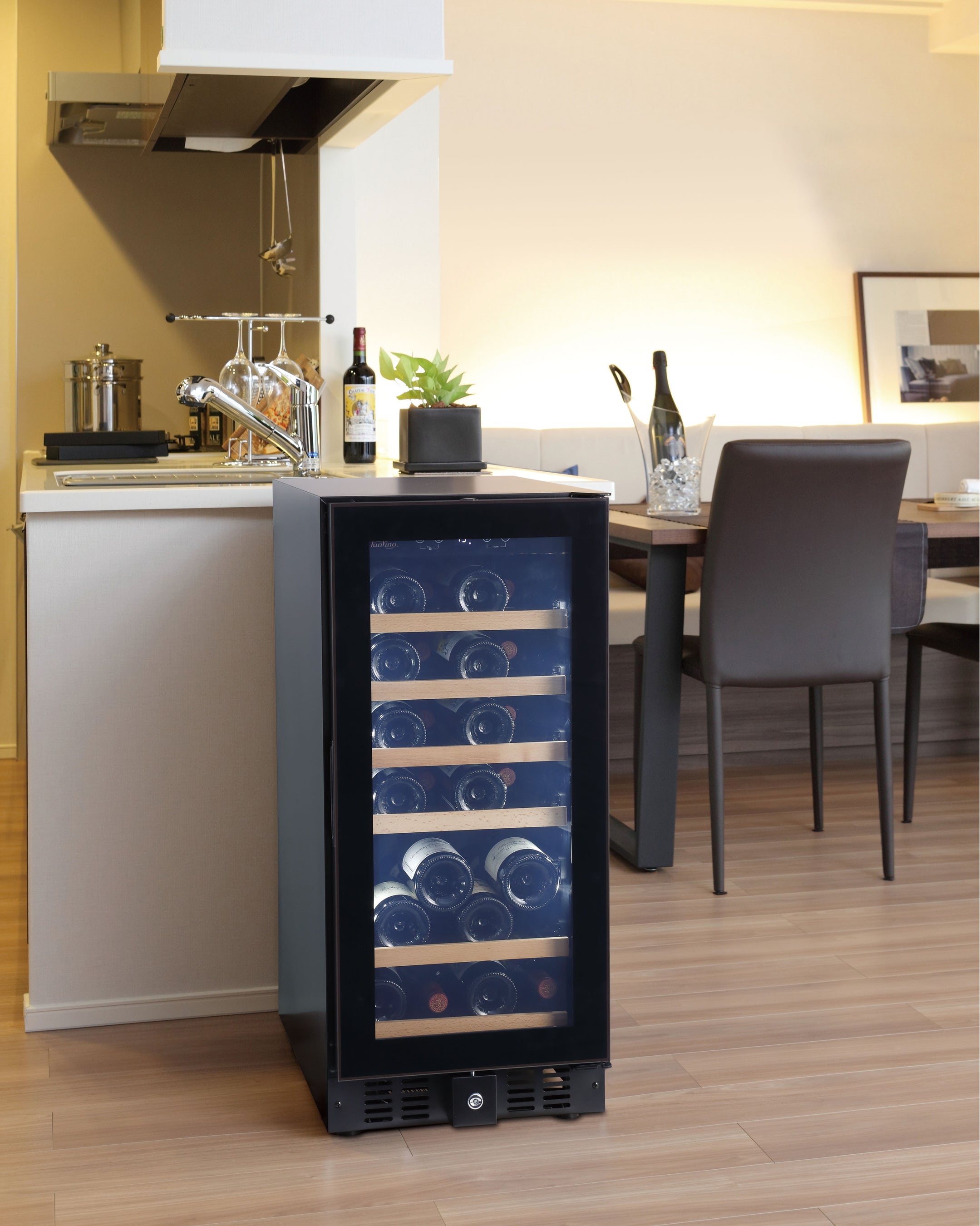 幅38㎝のスリム設計・省スペース】スマートにワインを収納できる小型