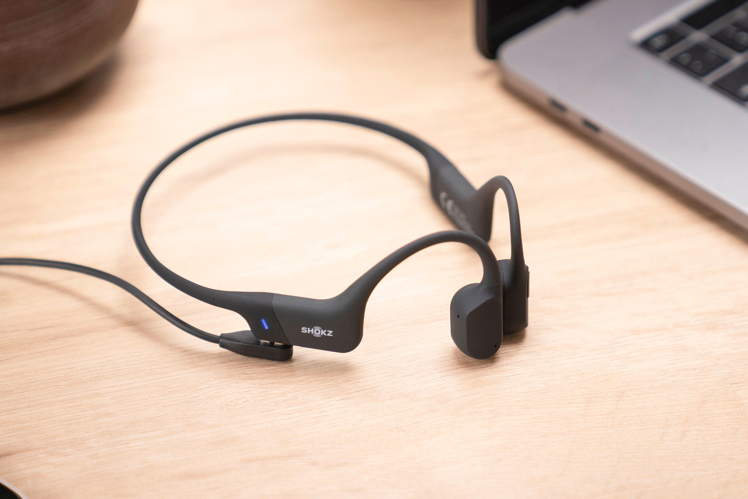 Shokz骨伝導イヤホン スタンダードモデル | 耳をふさがず、周囲の音も