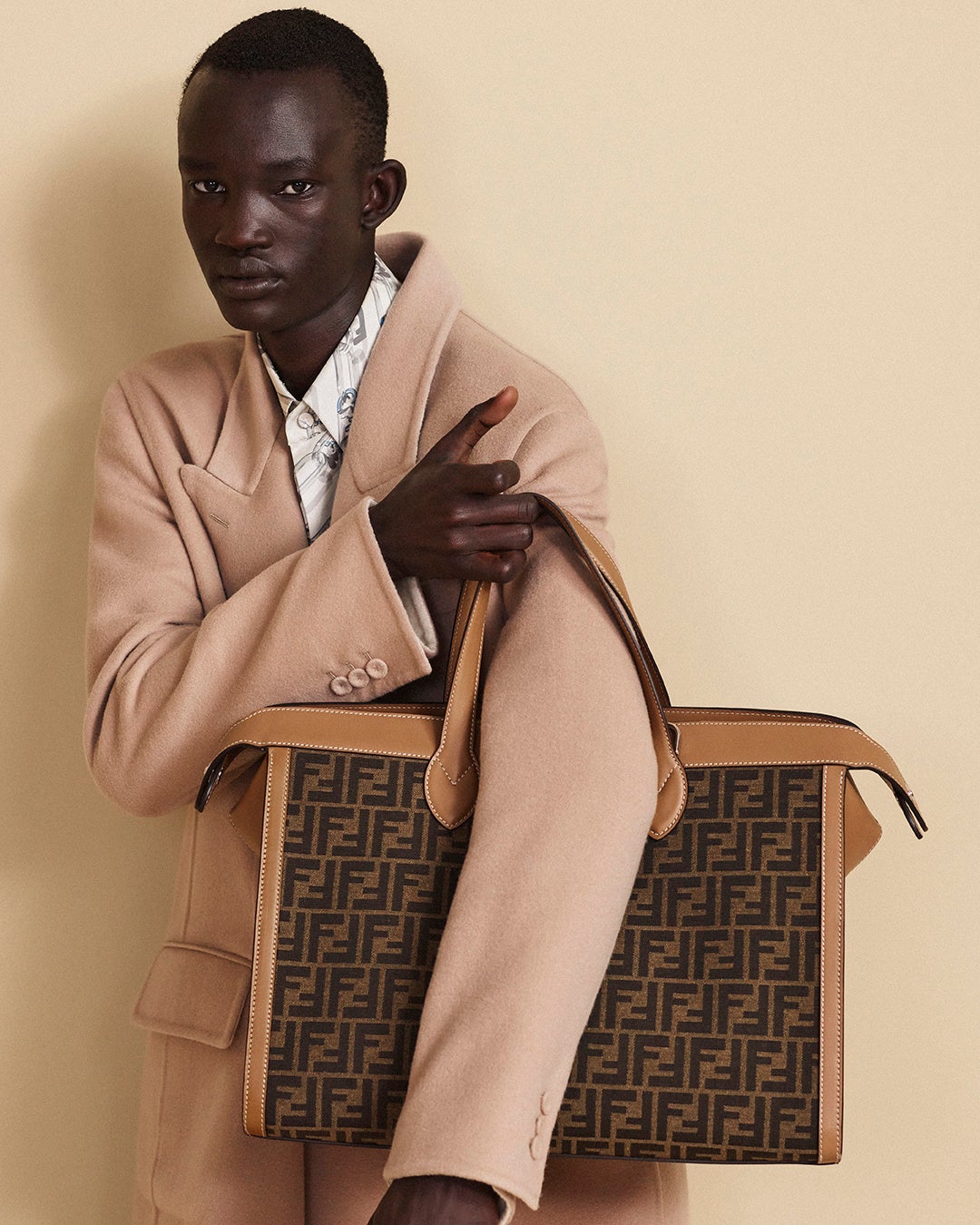 フェンディ、新作トラベラーバッグ「ピーカブー アイシーユー フォー