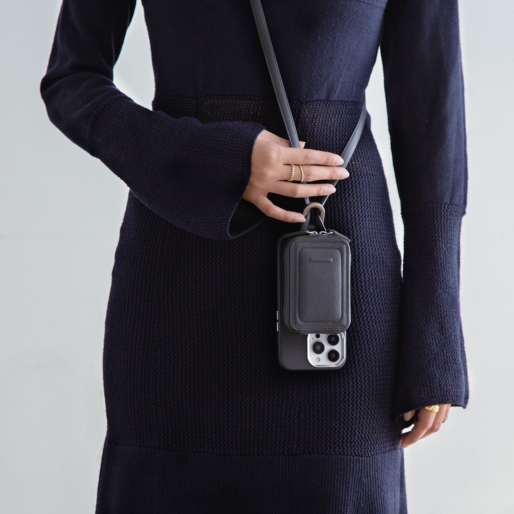 objcts.ioのレザースマホショルダーに待望の新色「グレー」が登場