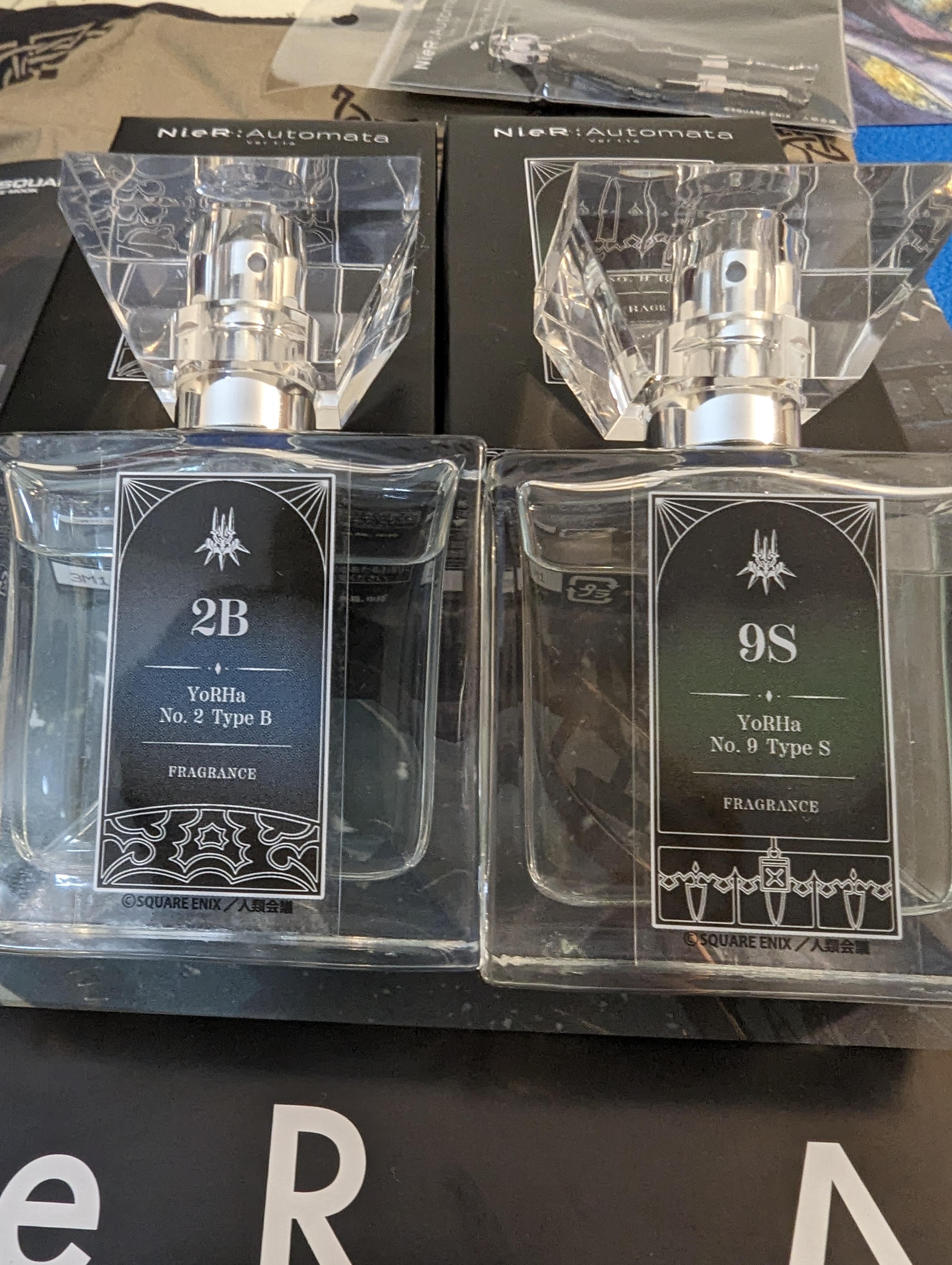 日本で2Bと9Sのニーア・プリマニアックスの香水買ったんだ！！😍 : r/nier