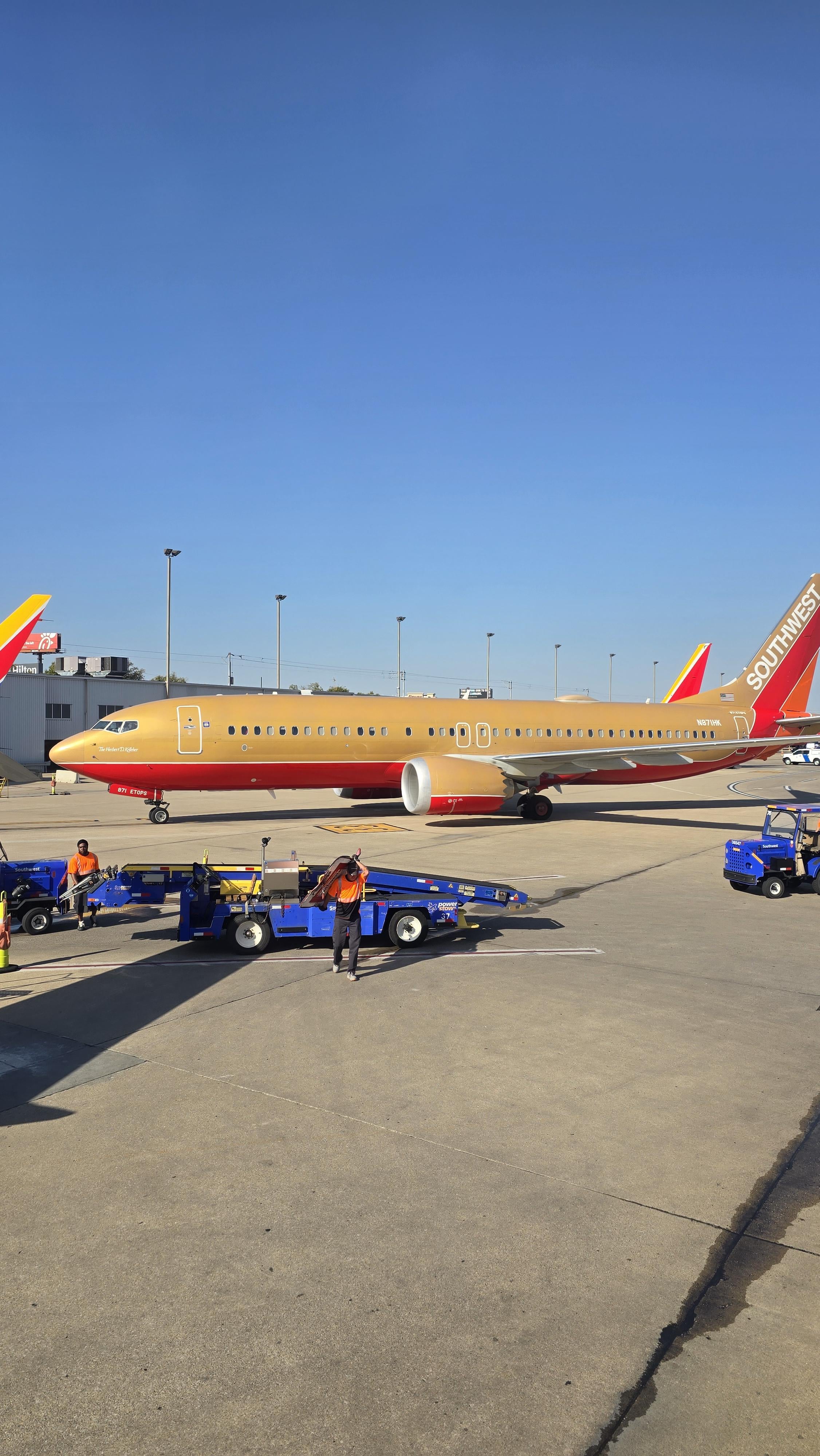 昨日、私の隣のゲートに、このレトロな塗装のサウスウェスト航空機が