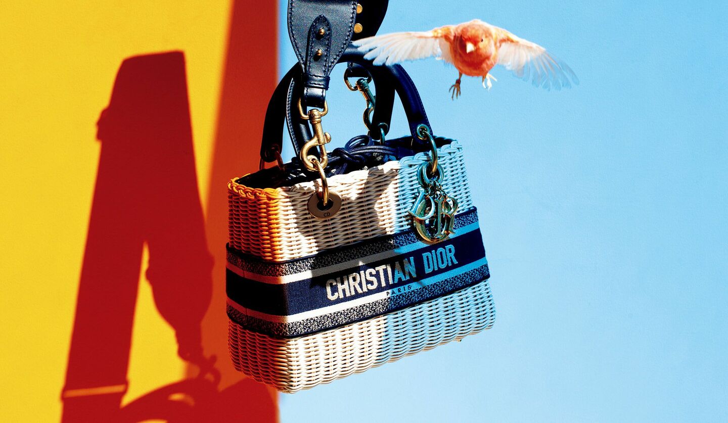 ディオール」の名品バッグ『レディ ディオール』が爽やかにブラッシュ