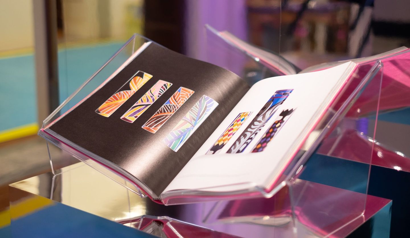 おしゃれなブランドの世界が一冊に！エミリオ・プッチがブランドブック