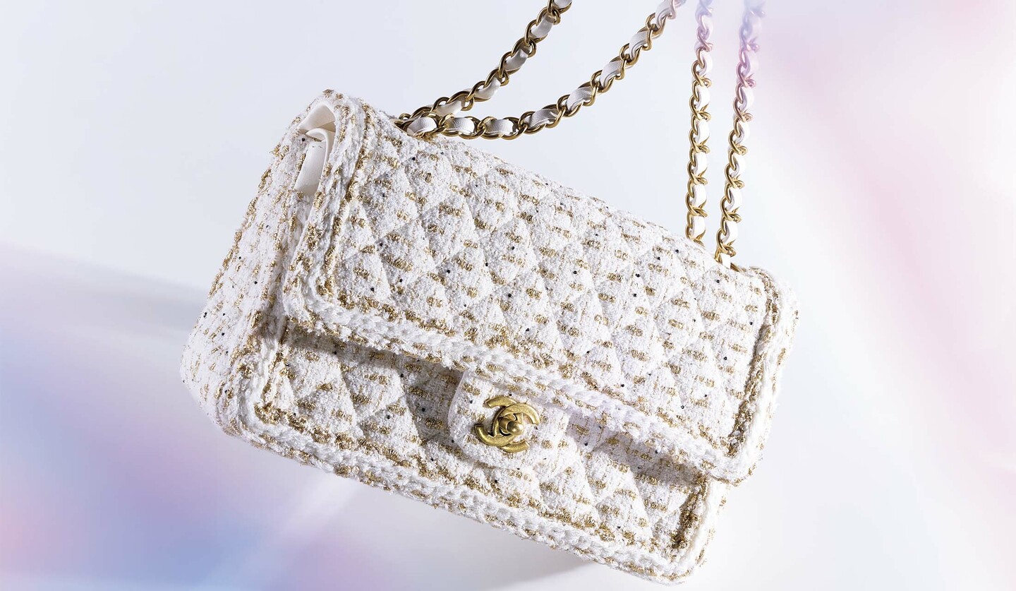 シャネル」エクリュ＆ゴールドトーンのツイードをまとったアイコン