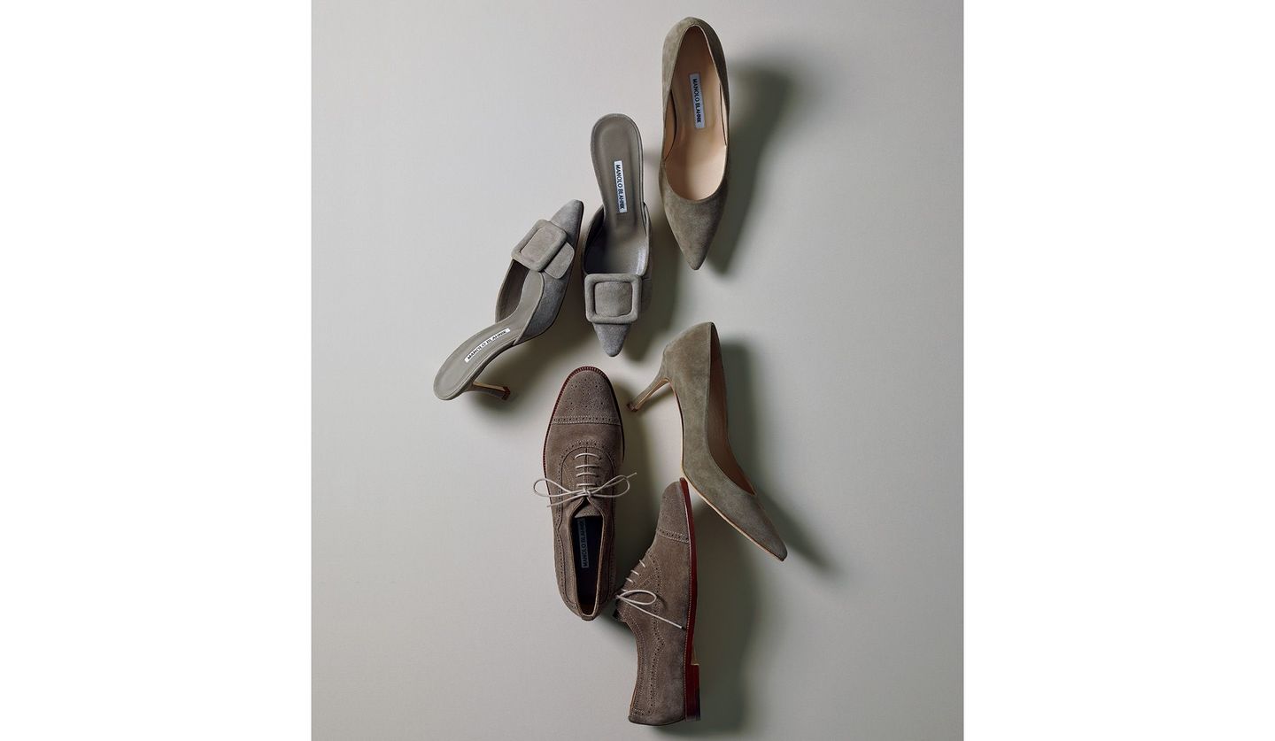 タイツの色を選ばない！マノロ ブラニクの上品なグレージュ「スエード