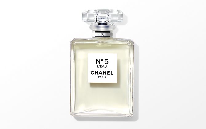 シャネルの香水『N°5』の成り立ちと現在 | Precious.jp（プレシャス）