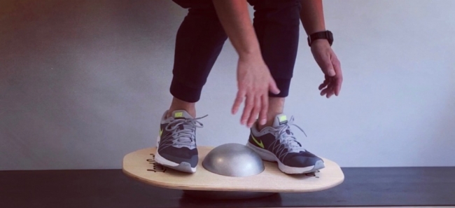 その揺れは予測不可能。あなたの体幹が試されるバランスボード