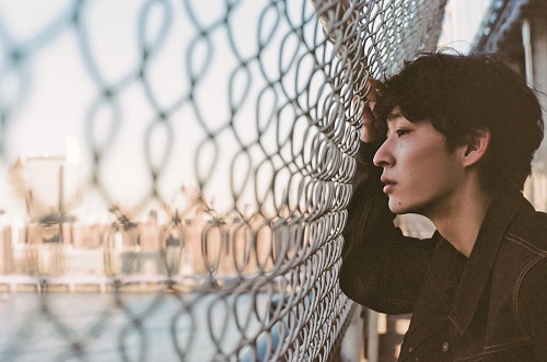 上杉柊平の写真集未公開カットが特大パネルに!! メイキング生写真も