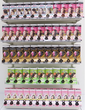 ヘアカラー売場に設置する毛束色見本の提供を終了し、プラスチック使用