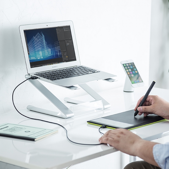 アルミニウムとアクリルを使用した上質な質感のノートパソコンスタンド