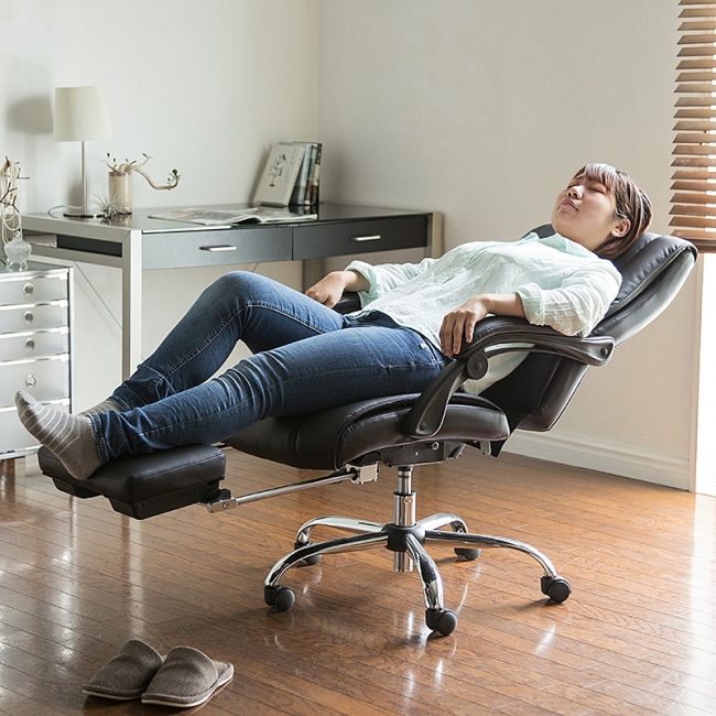 収納型オットマン内蔵で「寝られる」リクライニングチェアを11月18日