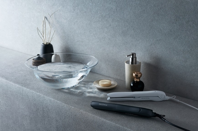 スチーム微粒子で髪をいたわりながらシルク級のストレート艶髪へ